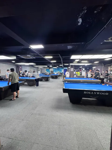 Toàn cảnh ZAKDANG với nhiều bàn billiards màu xanh