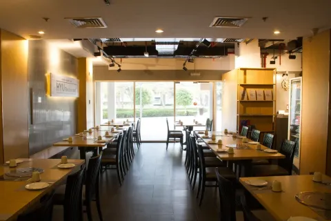 휴 한식당 창가와 식탁이 보이는 매장 내부