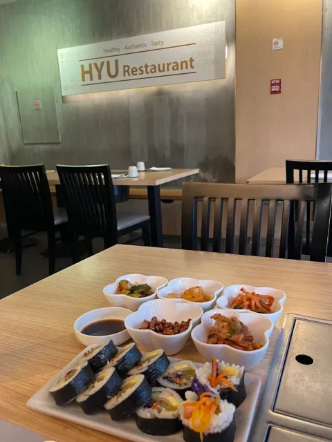 휴 한식당 식탁에 차려진 음식과 매장 간판