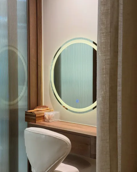 Gương và khu vực chỉnh trang tóc tại CHIỀU Spa & Wellness
