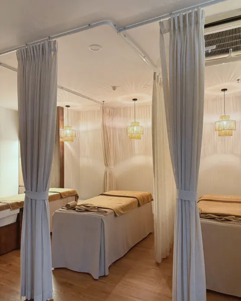 Không gian giường chăm sóc với rèm vải tại CHIỀU Spa & Wellness