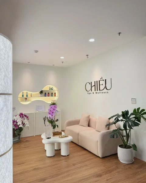 Khu vực lễ tân và chờ với logo CHIỀU Spa & Wellness