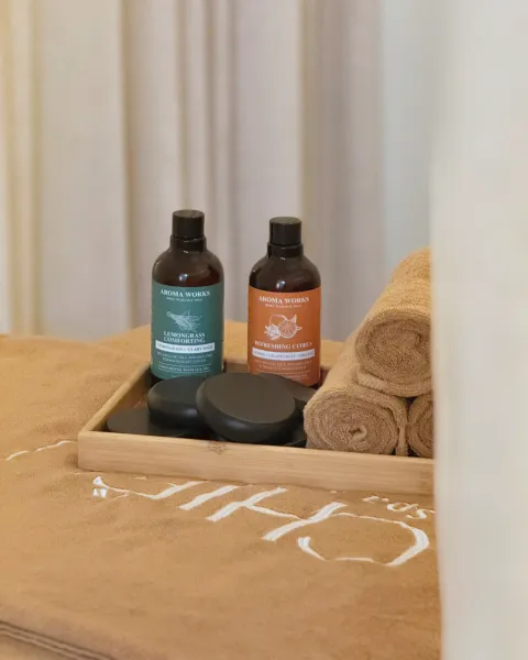 Dầu massage, khăn và dụng cụ được chuẩn bị trong khu chăm sóc