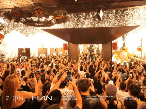 Zion Rooftop Club 파티 무대와 손님들