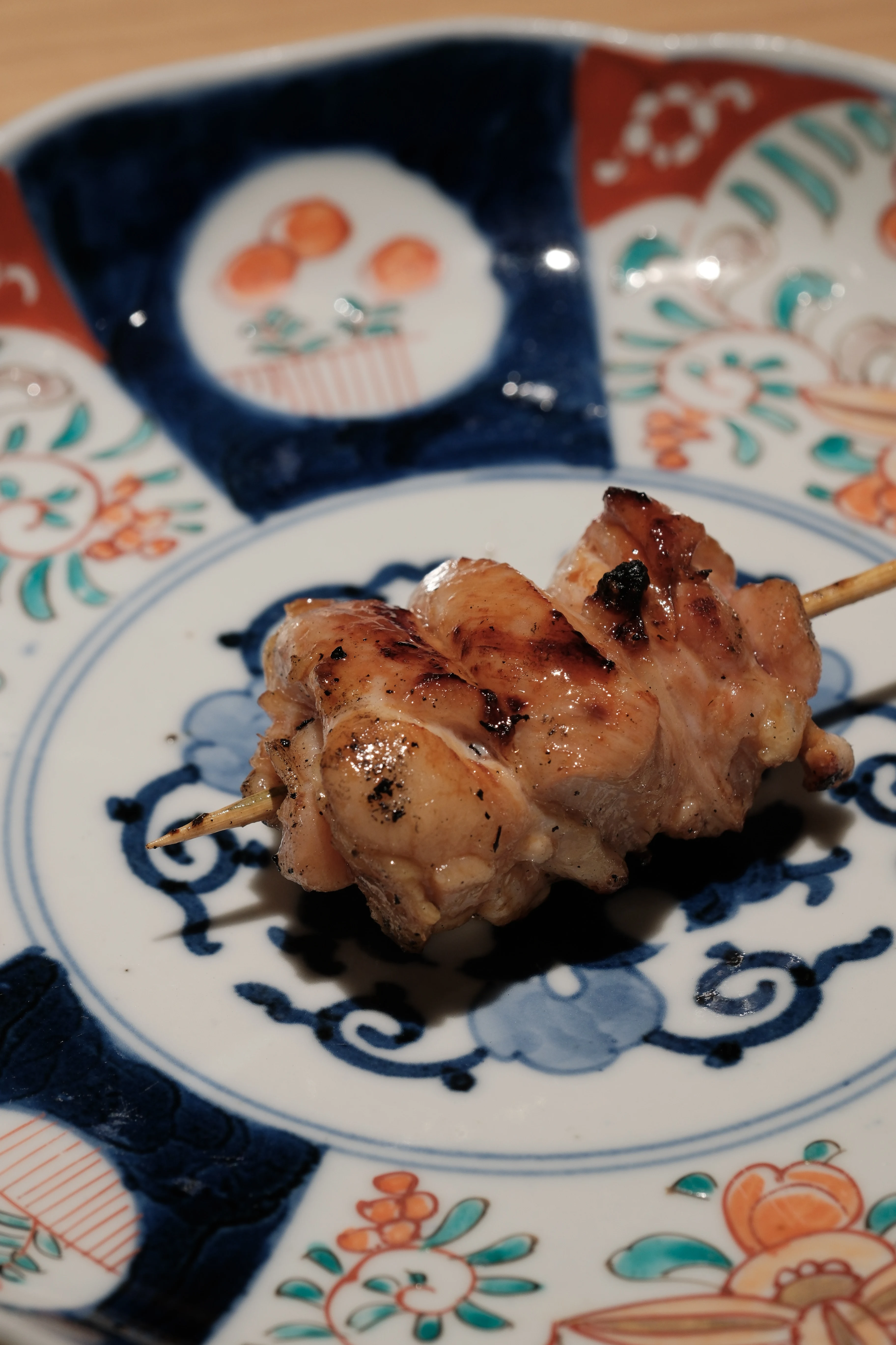 Xiên gà nướng trong omakase yakitori tại Torinoa