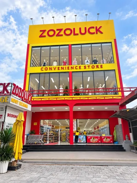 Mặt tiền cửa hàng tiện lợi ZOZOLUCK